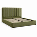 Lit double Yavrixo 160x200 cm en velours vert avec sommier à lattes, style contemporain, visible avec draps et coussins.